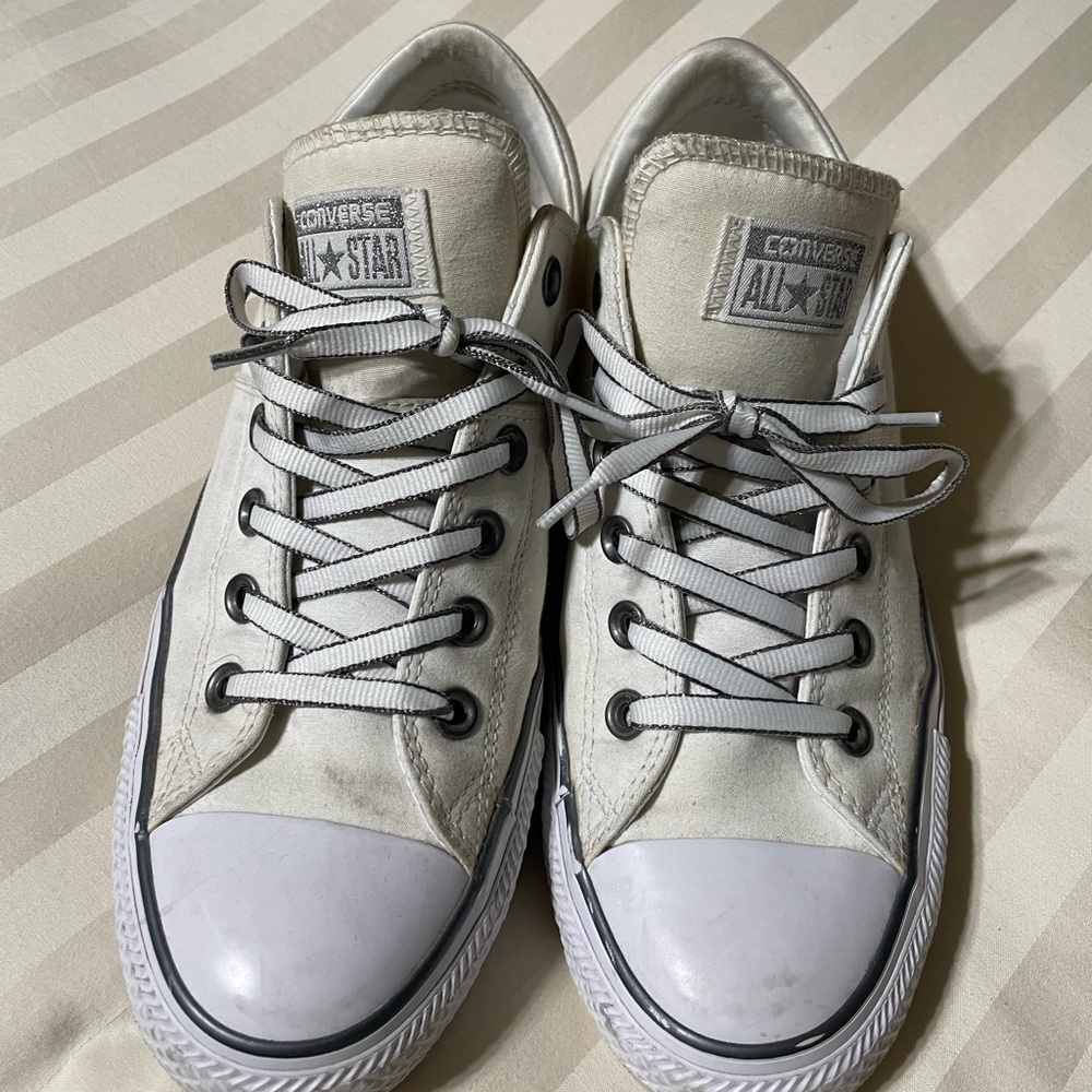 Converse women’s size 9. Off white